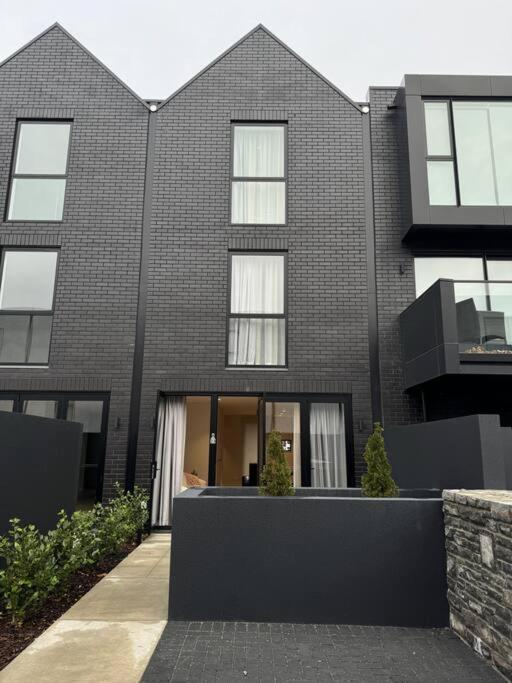 Апартаменты Black-Luxe Living In The Heart Of City Крайстчёрч Экстерьер фото