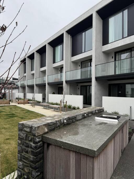 Апартаменты Black-Luxe Living In The Heart Of City Крайстчёрч Экстерьер фото