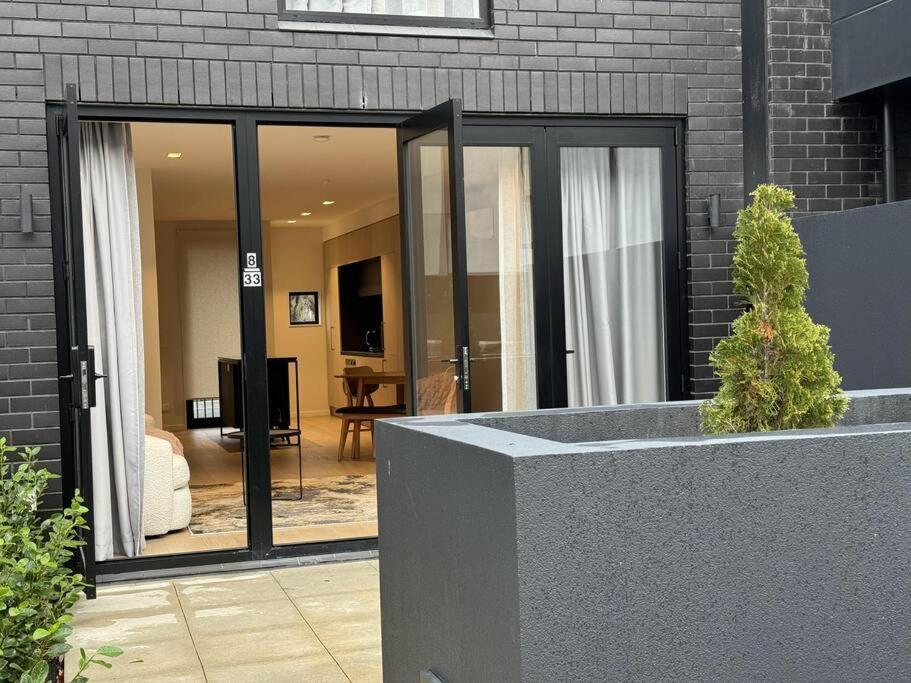 Апартаменты Black-Luxe Living In The Heart Of City Крайстчёрч Экстерьер фото